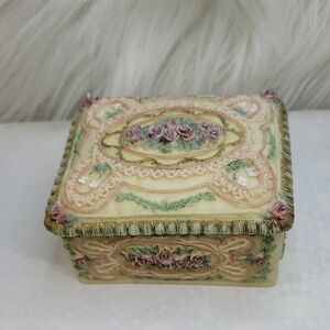 💕Vintage Dezine Floral Trinket Box Filled With Earrings